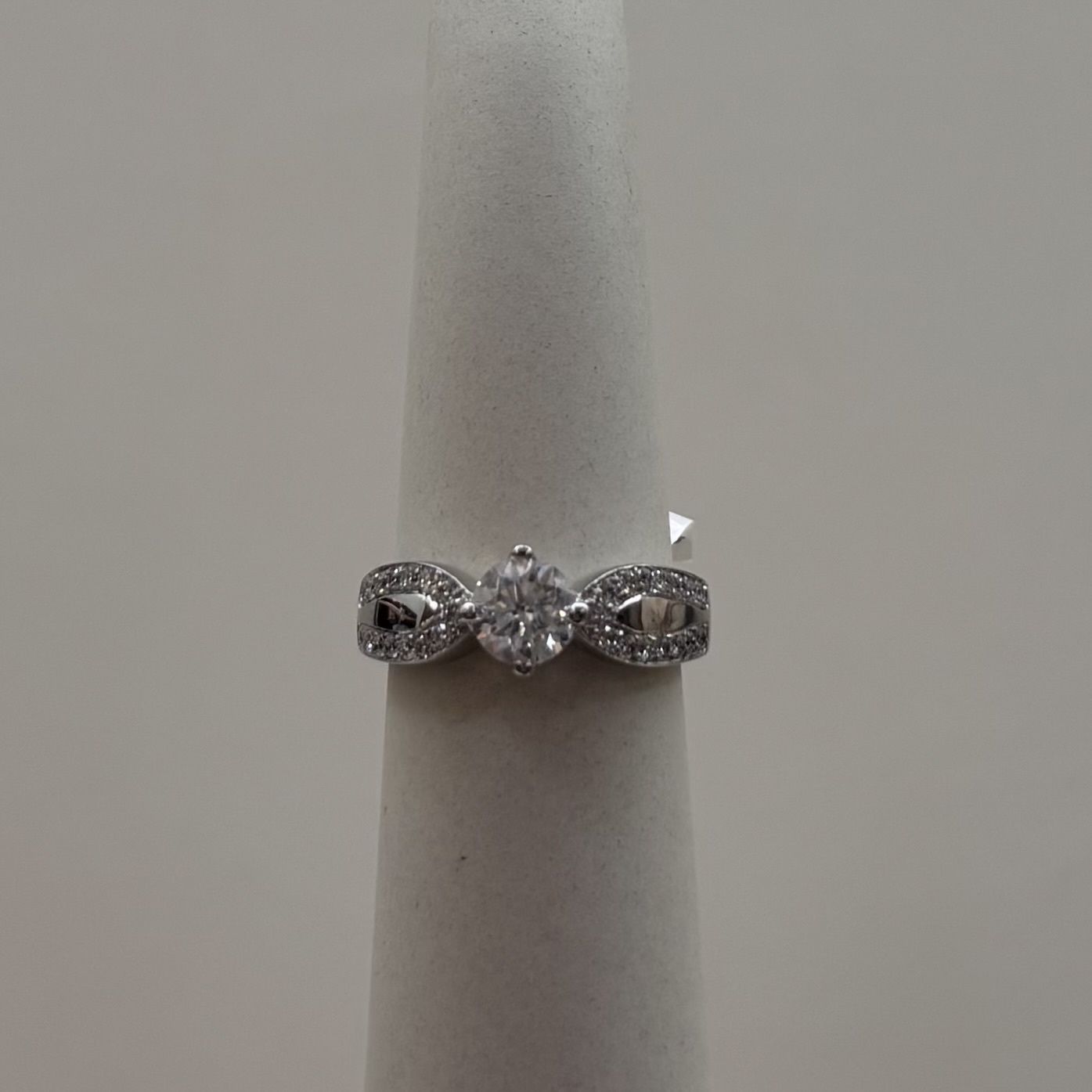 18KW Round Dia Eng Ring 0.77ct