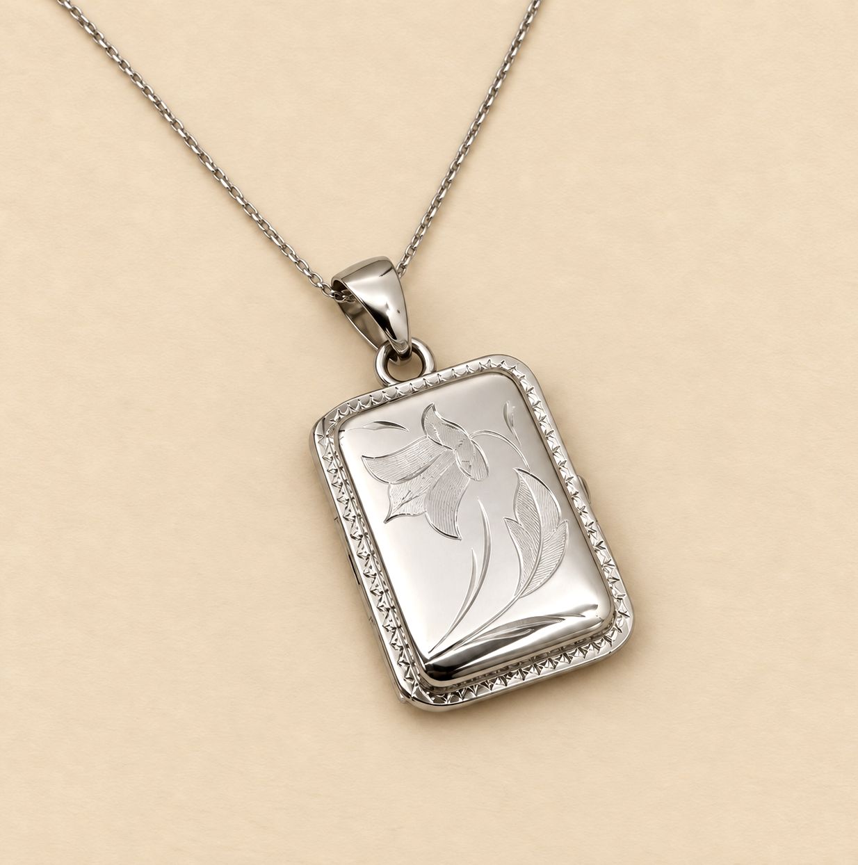 Square Lockets with Chain (5.7g), Material: White Gold Bell Flower