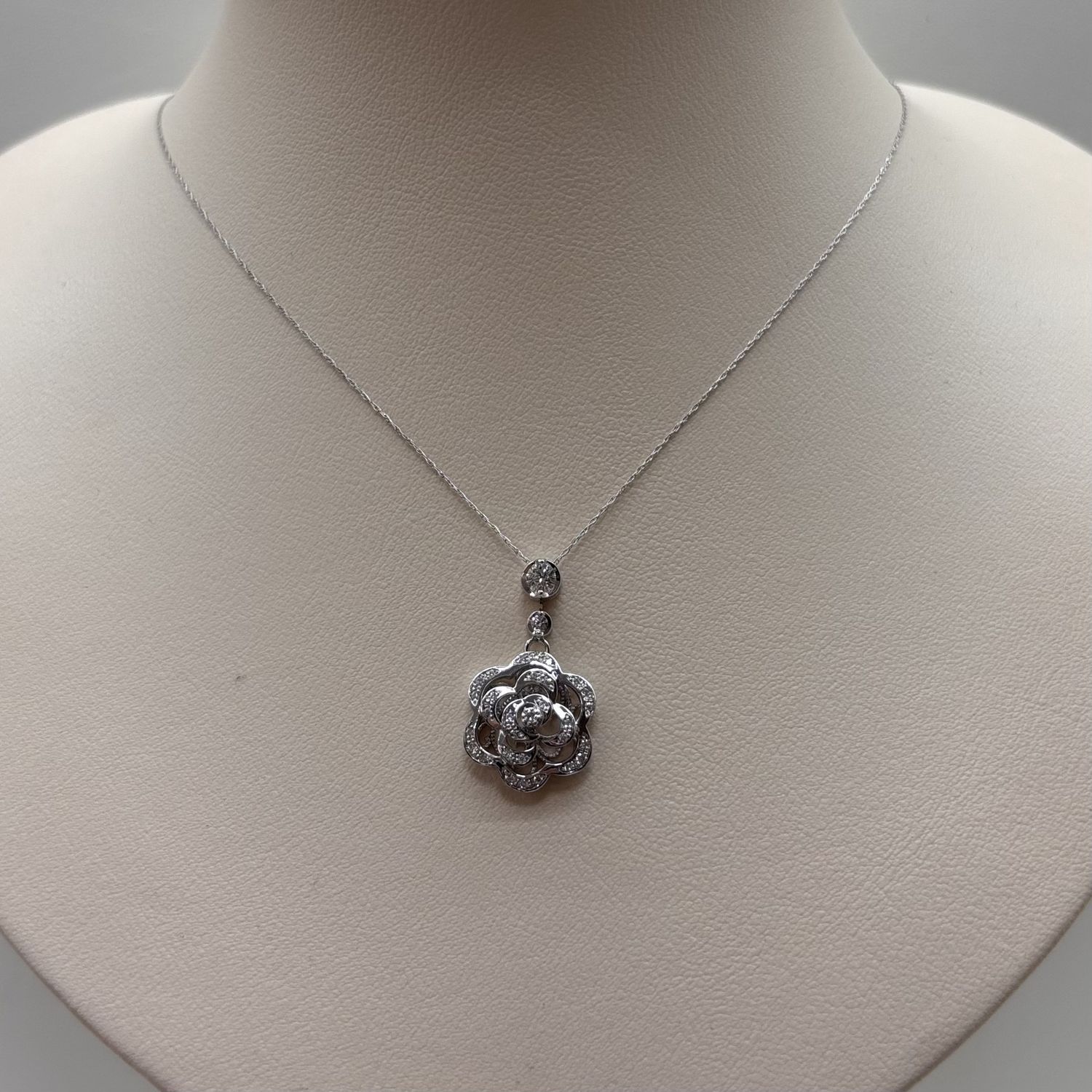 18KW Diamond Flower Pendant