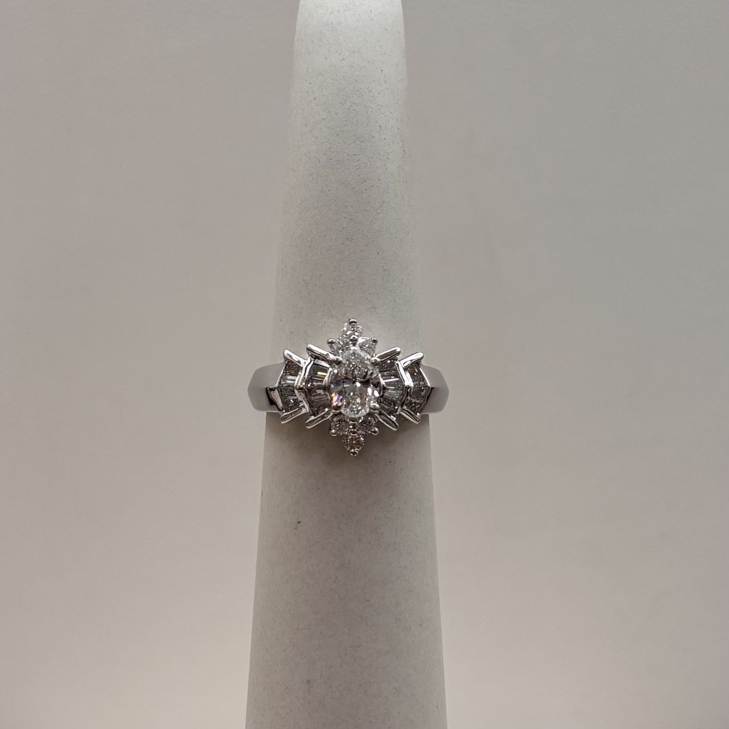 18KW Starburst Oval &amp; Baguettes Dia Eng Ring