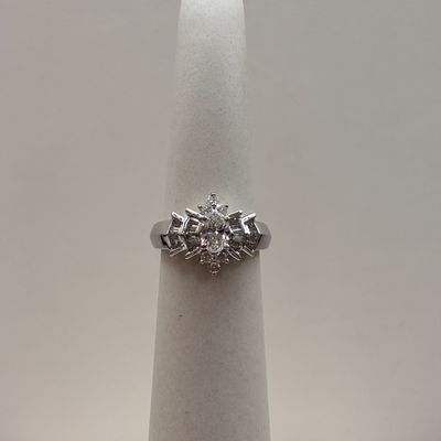 18KW Starburst Oval &amp; Baguettes Dia Eng Ring