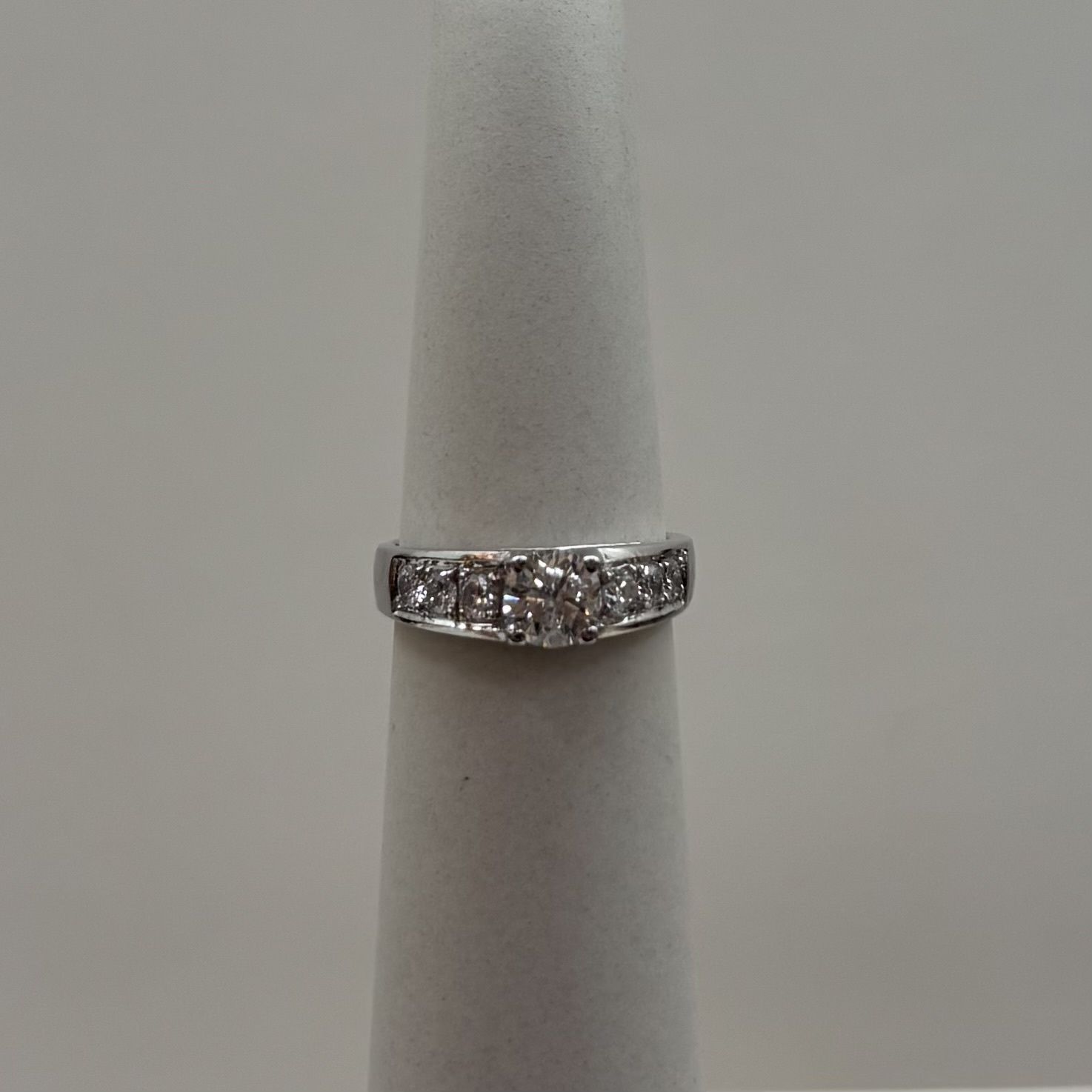 18KW Flush Round Diamond Ring