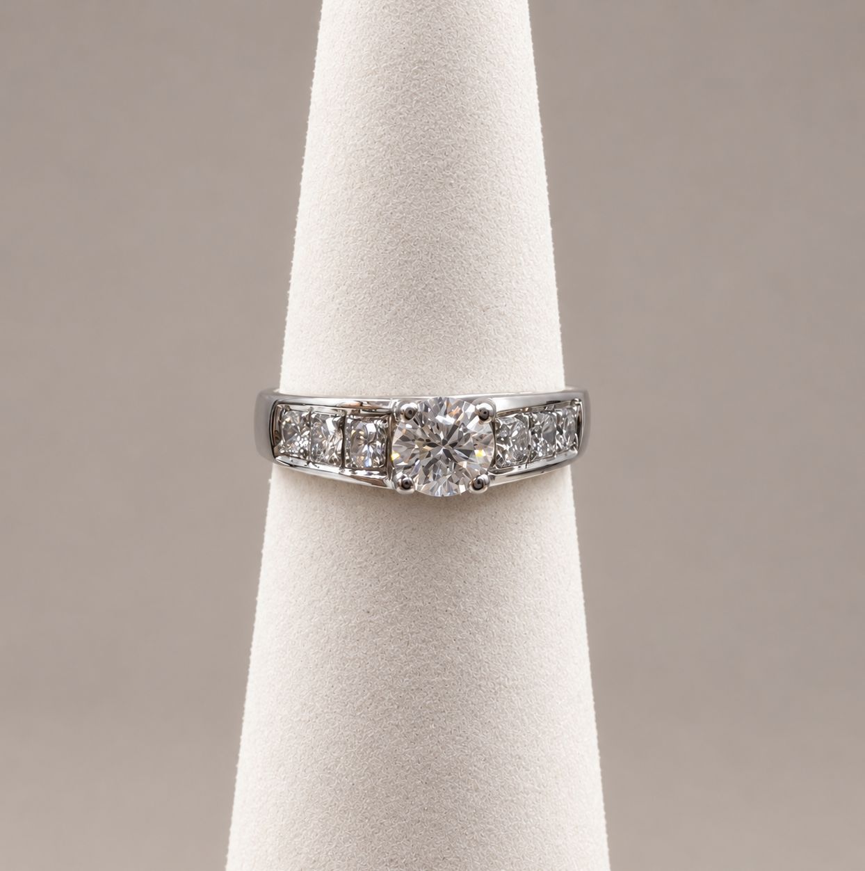 18k Flush Round Diamond Ring