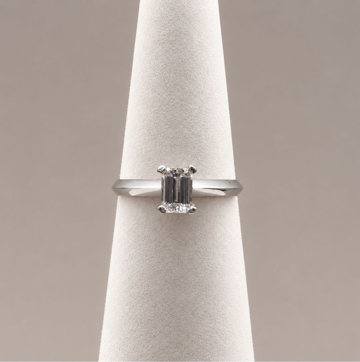Solitaire Emerald Cut Eng Ring