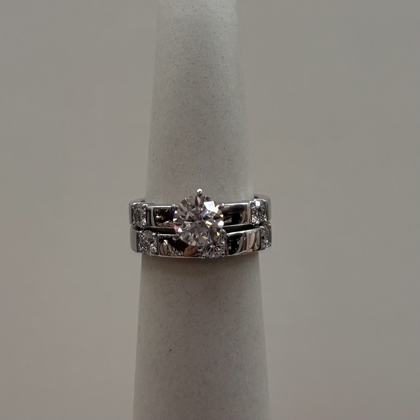 18KW LM 5 -Stone Bridal Set w/ LC VVS Round Diamond