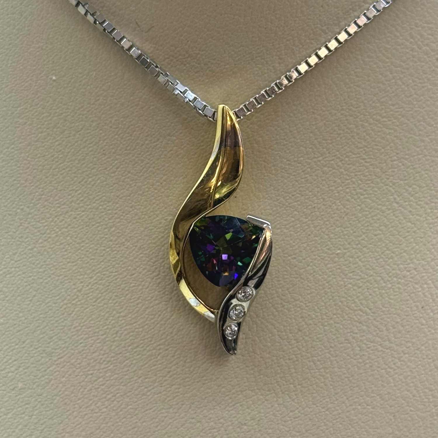 14KYW Alexandrite Gold Pendant with Chain 2