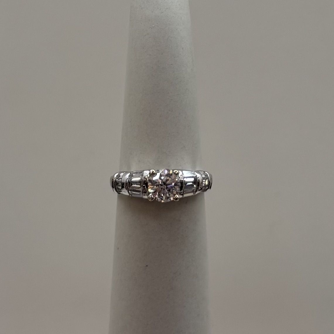 18KW Round &amp; Baguette(s) Diamond Ring