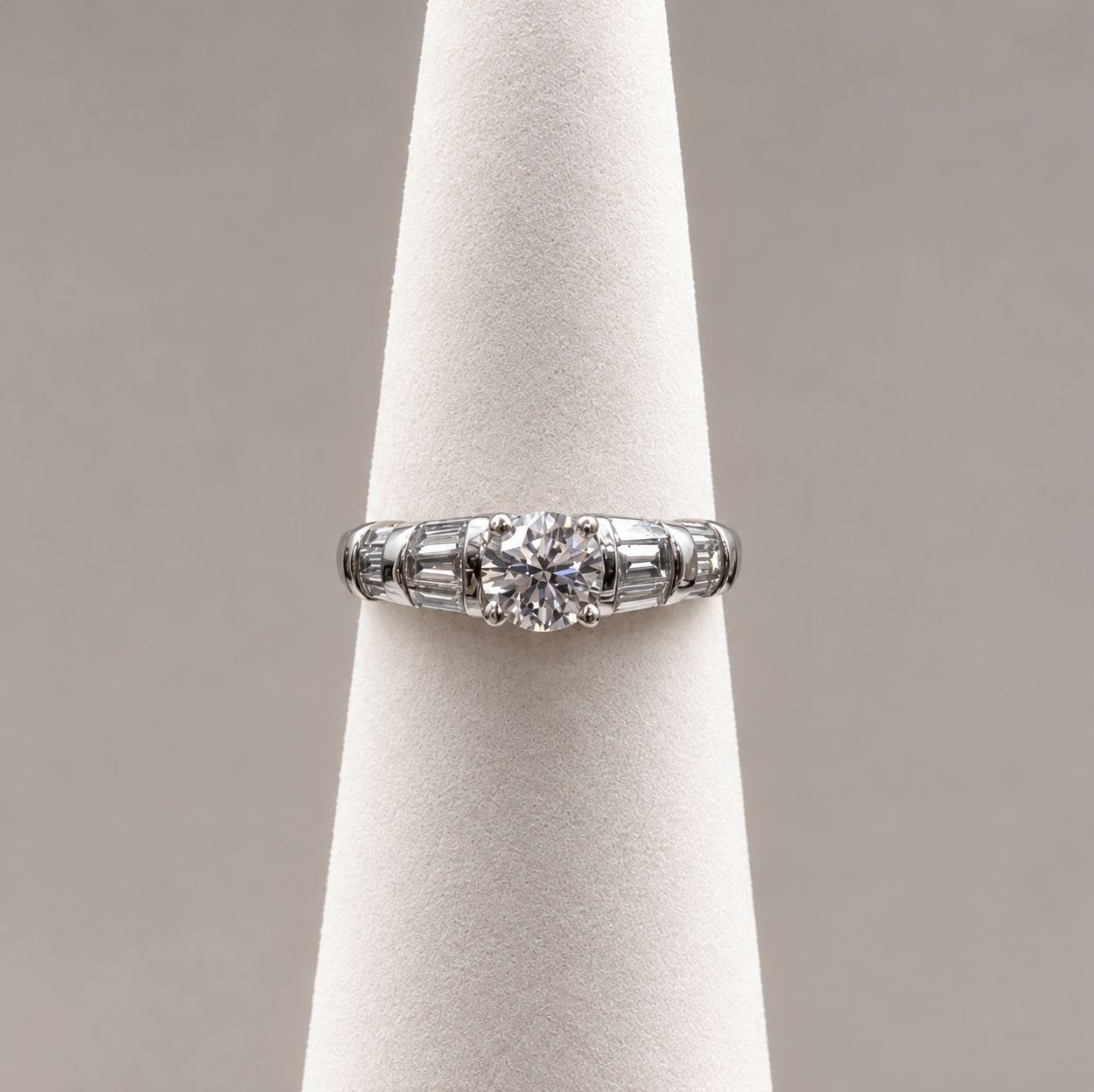 VVS1 Round Center with Baguette(s) Diamond Ring