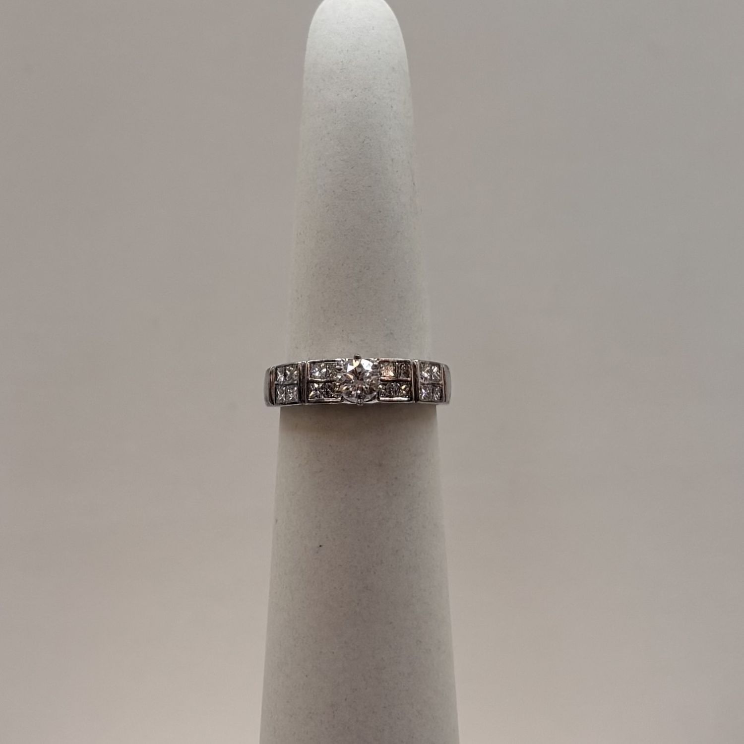 14KW Prin Quad Style w/Rou Dia Eng Ring