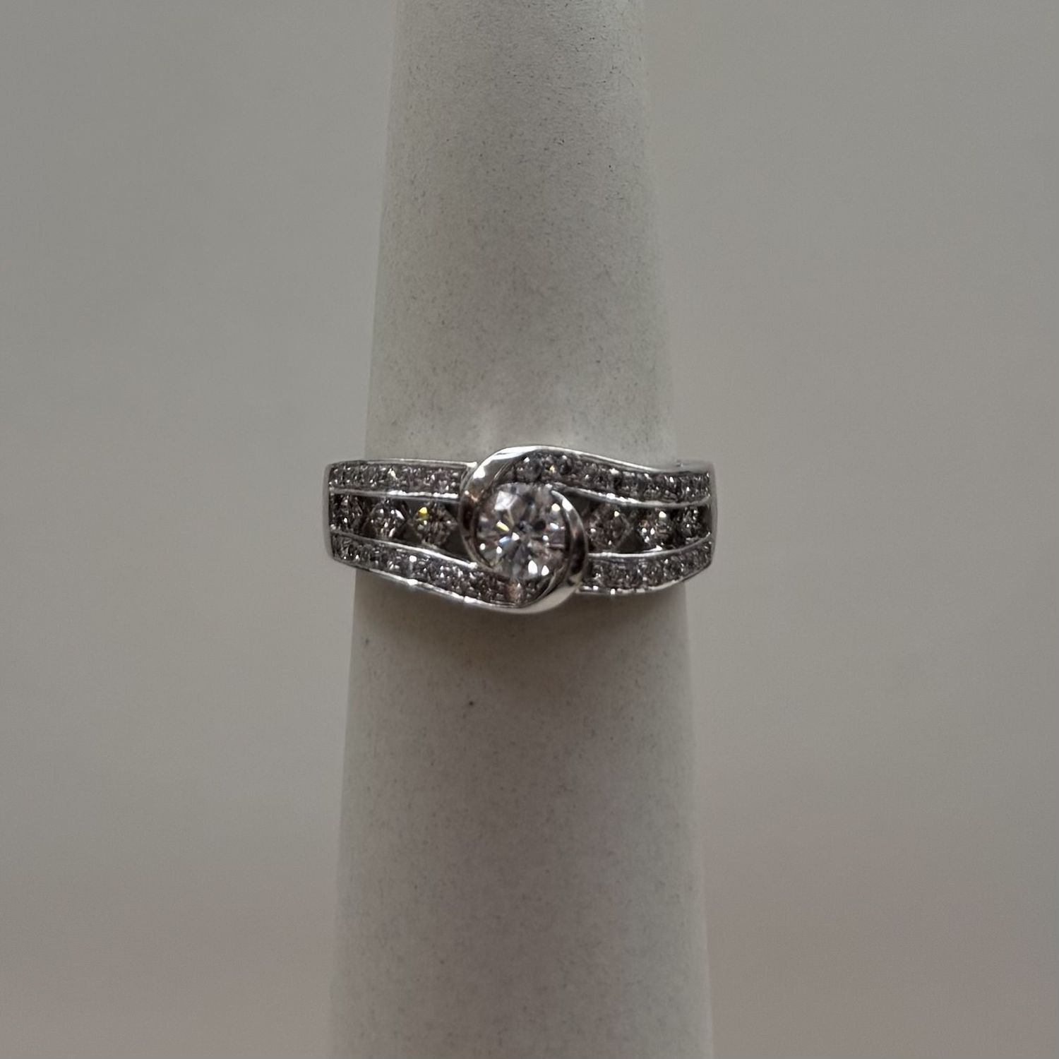 14KW Bezel Setting VS1 Diamond Ring