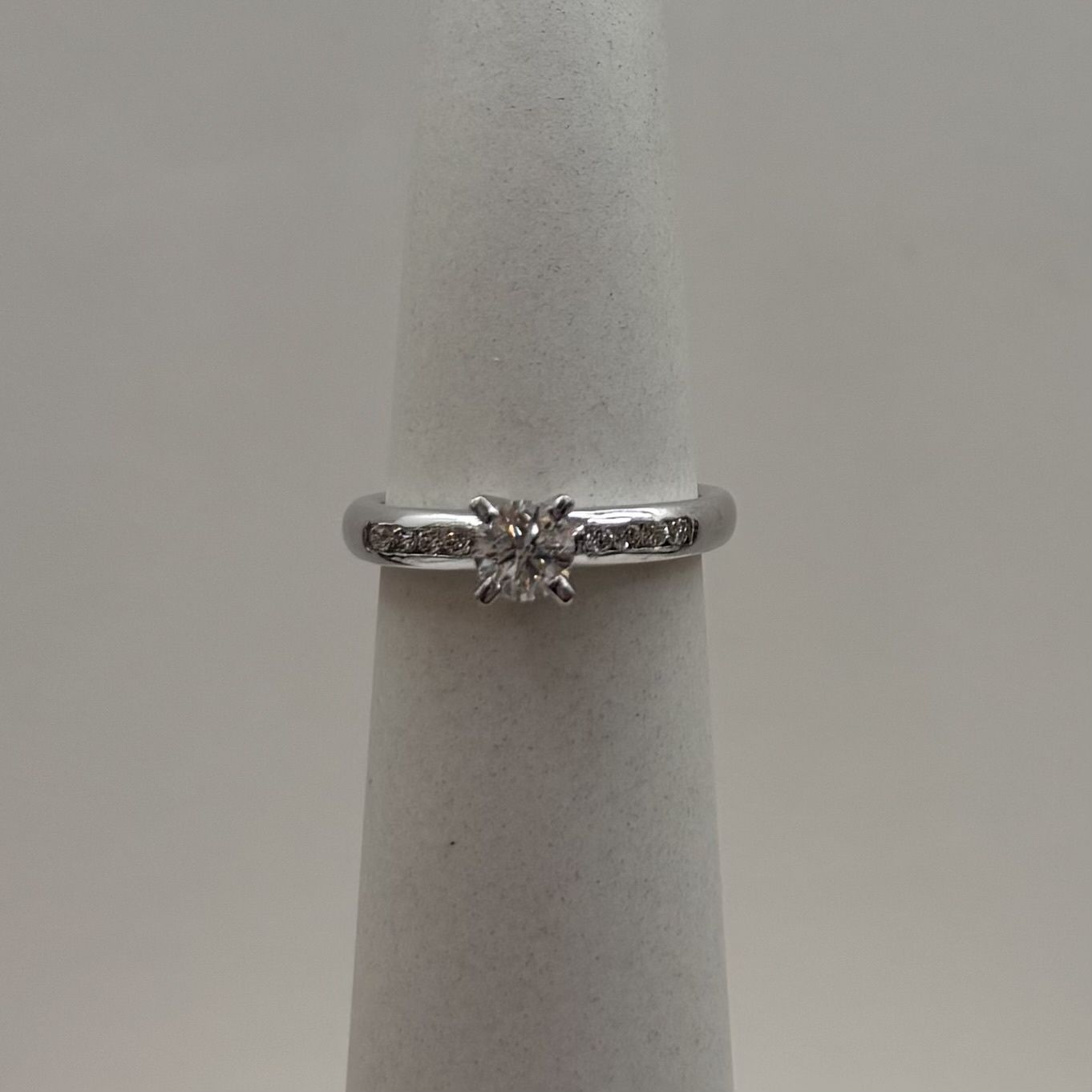 14KW 8-Stone Round Diamond Ring