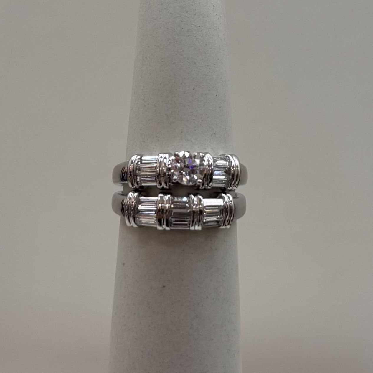 18KW LM Baguette Bridal Set w/ VVS2 0.41ct Round Center