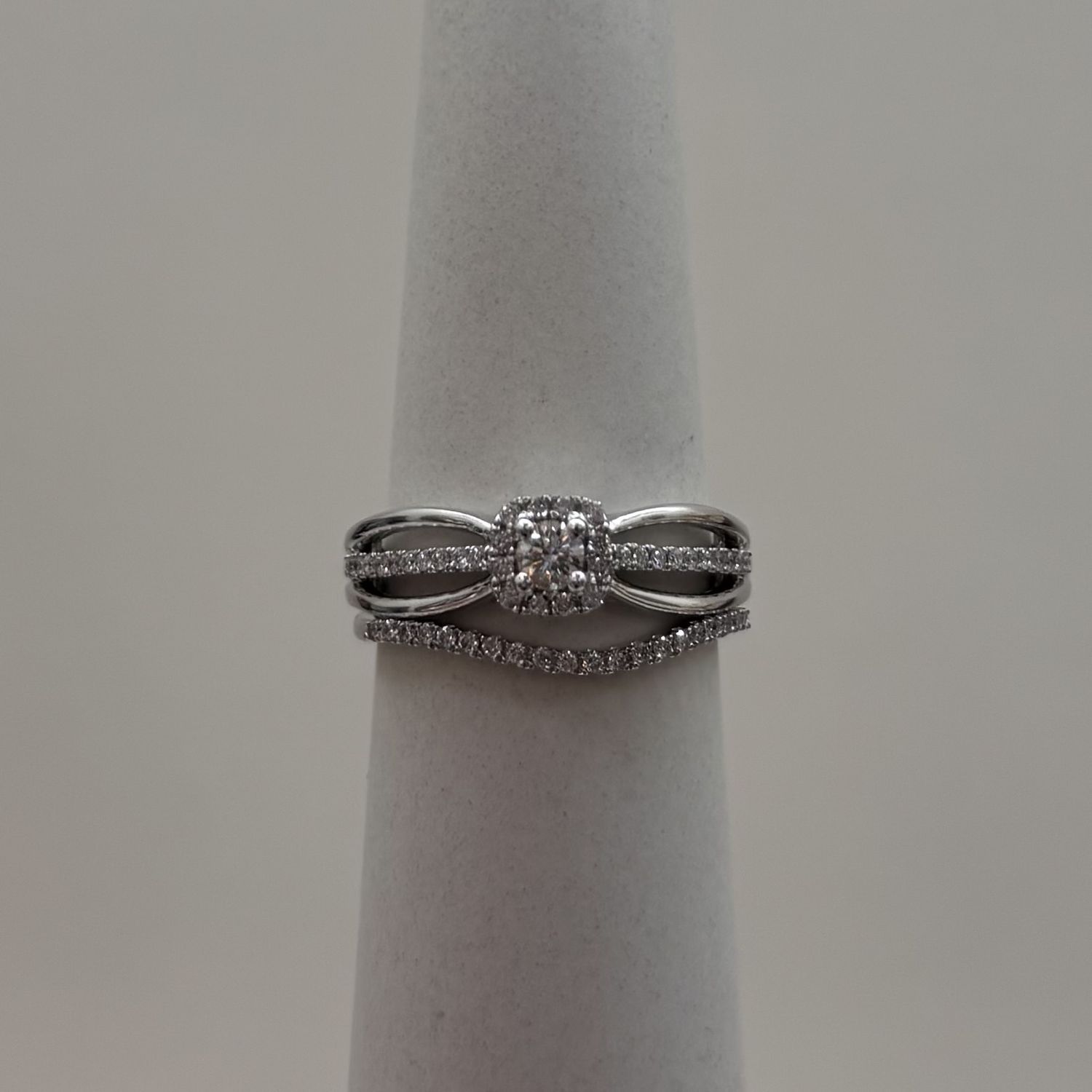 14KW Halo Round Square Bridal Set, Material: SQUARE