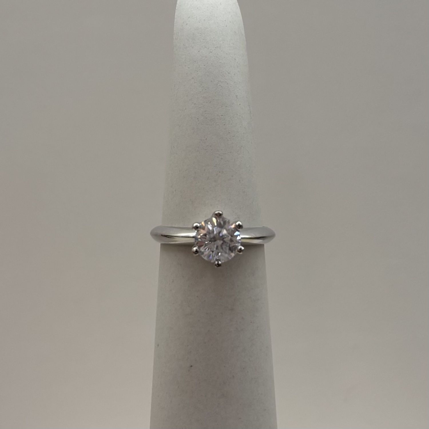 14KW Six-Claw Round Solitaire