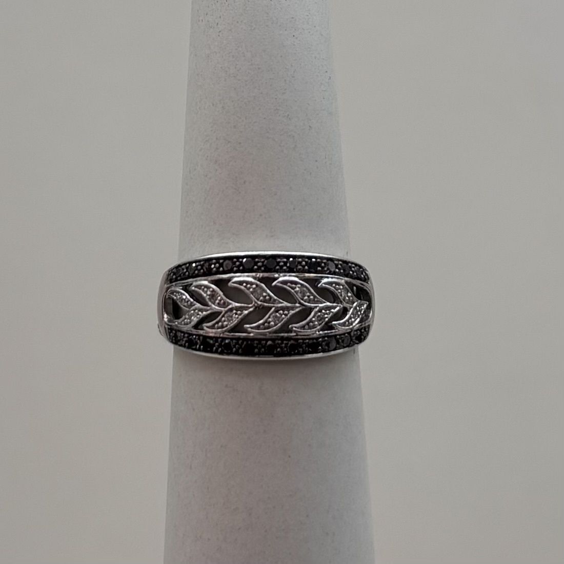 10KW Black and White "Wheat" Diamond Ring