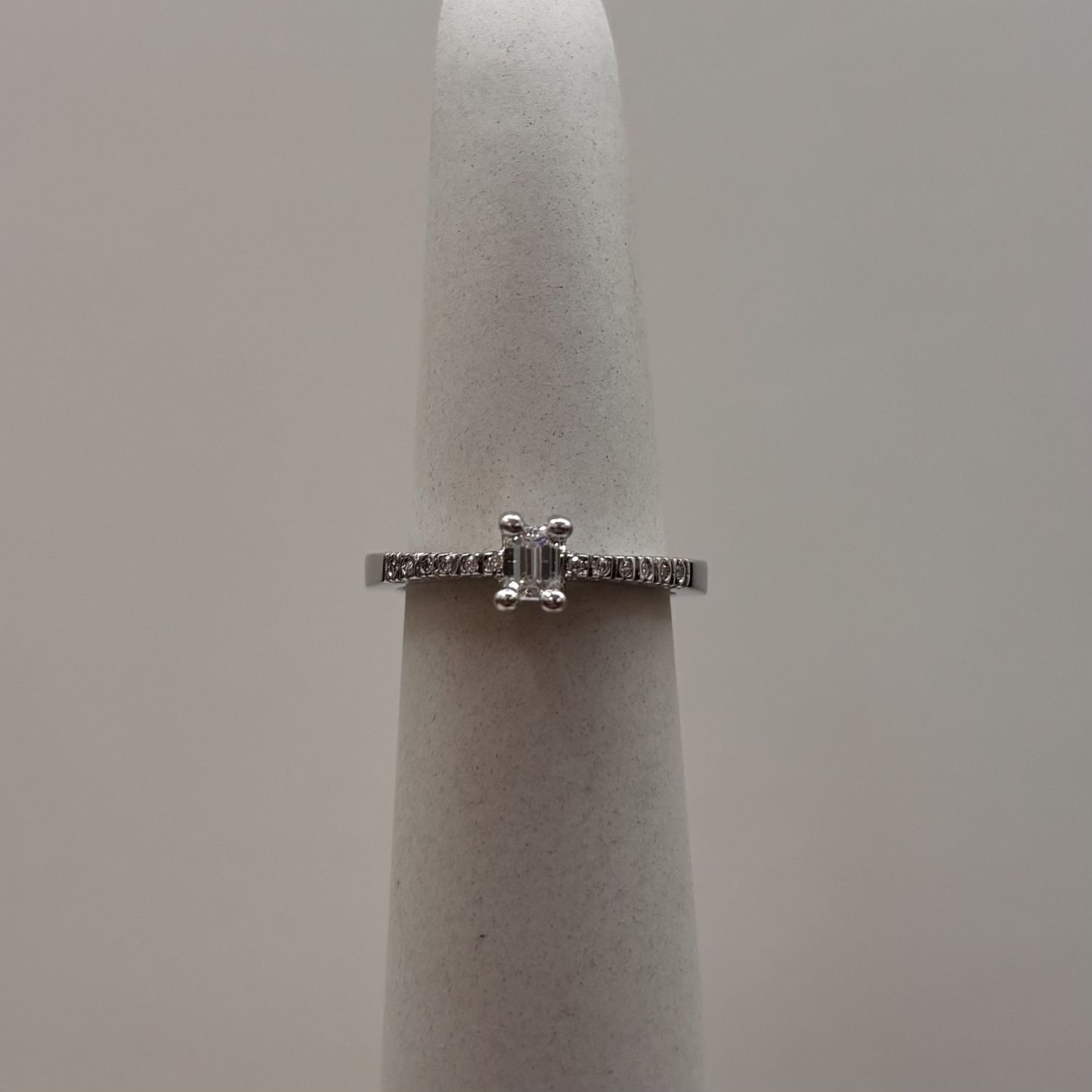 14KW VS1 Petite Emerald Dia Eng Ring