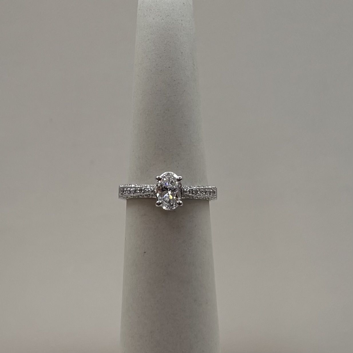 18KW Oval Dia Eng Ring VS2