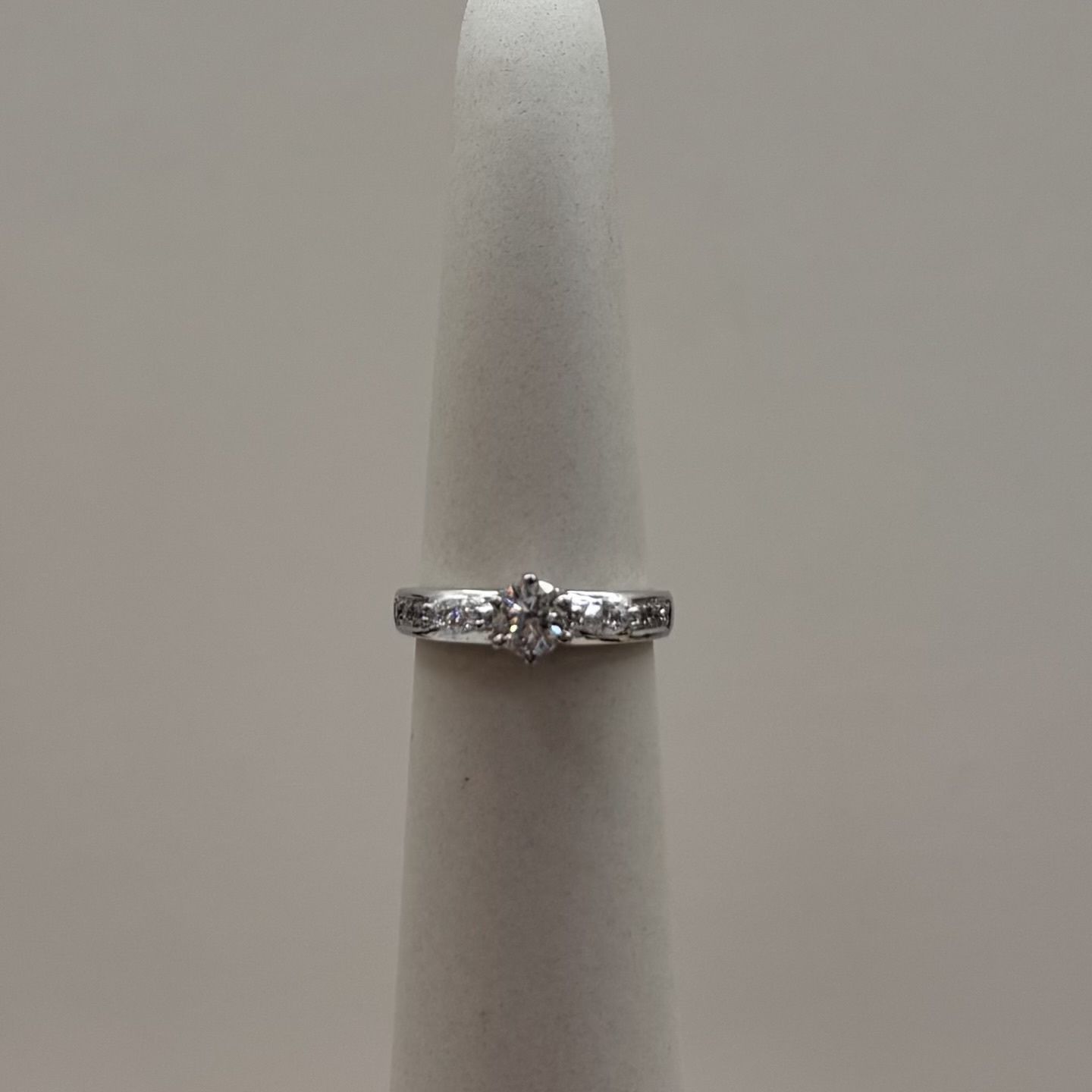 18KW PPF Round/Oval Diamond Eng Ring