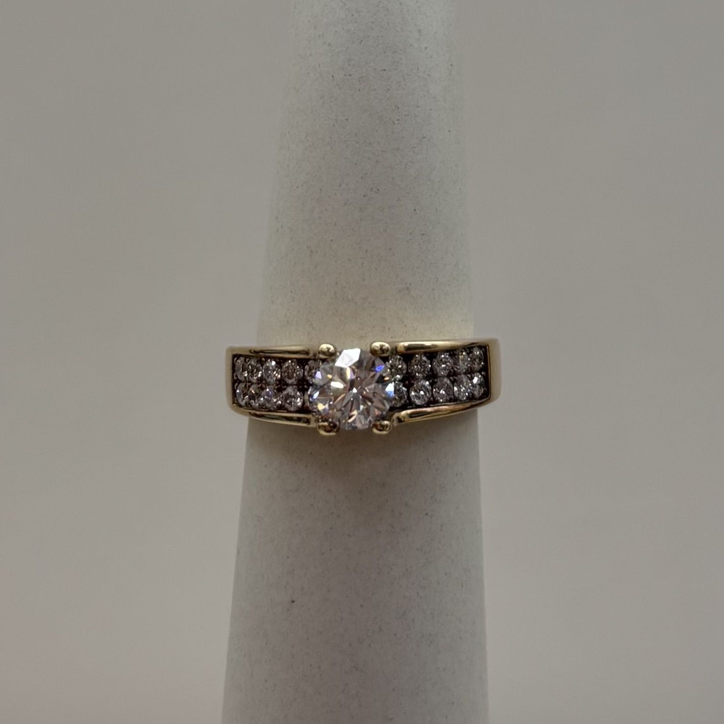 18KY LM 20 RS w/ VS1 Round Solitaire Stone