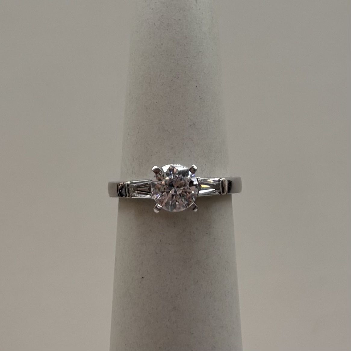 14KW LM Baguette SS w/ VS1 Round Solitaire Center