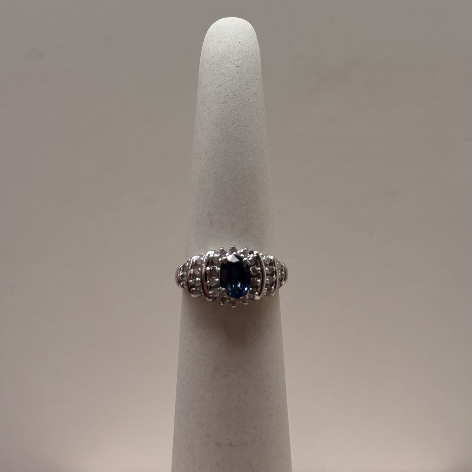 10KW Sapphire Center &amp; Diamond Ring