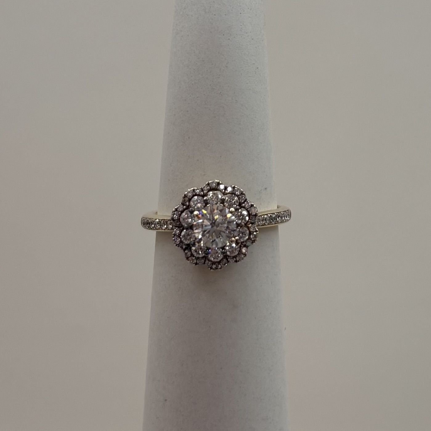 14KY LM Flower Diamond w/L-Rnd VVS1 Diamond Ring