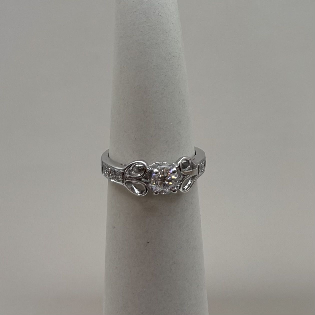 18KW "Hearts" Side Rou Dia Eng Ring