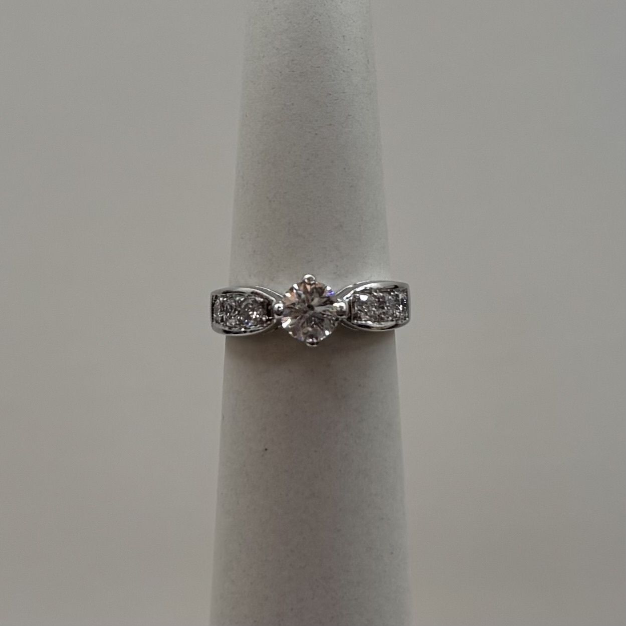 18KW Round Diamond Ring w/ 6 Side Stones