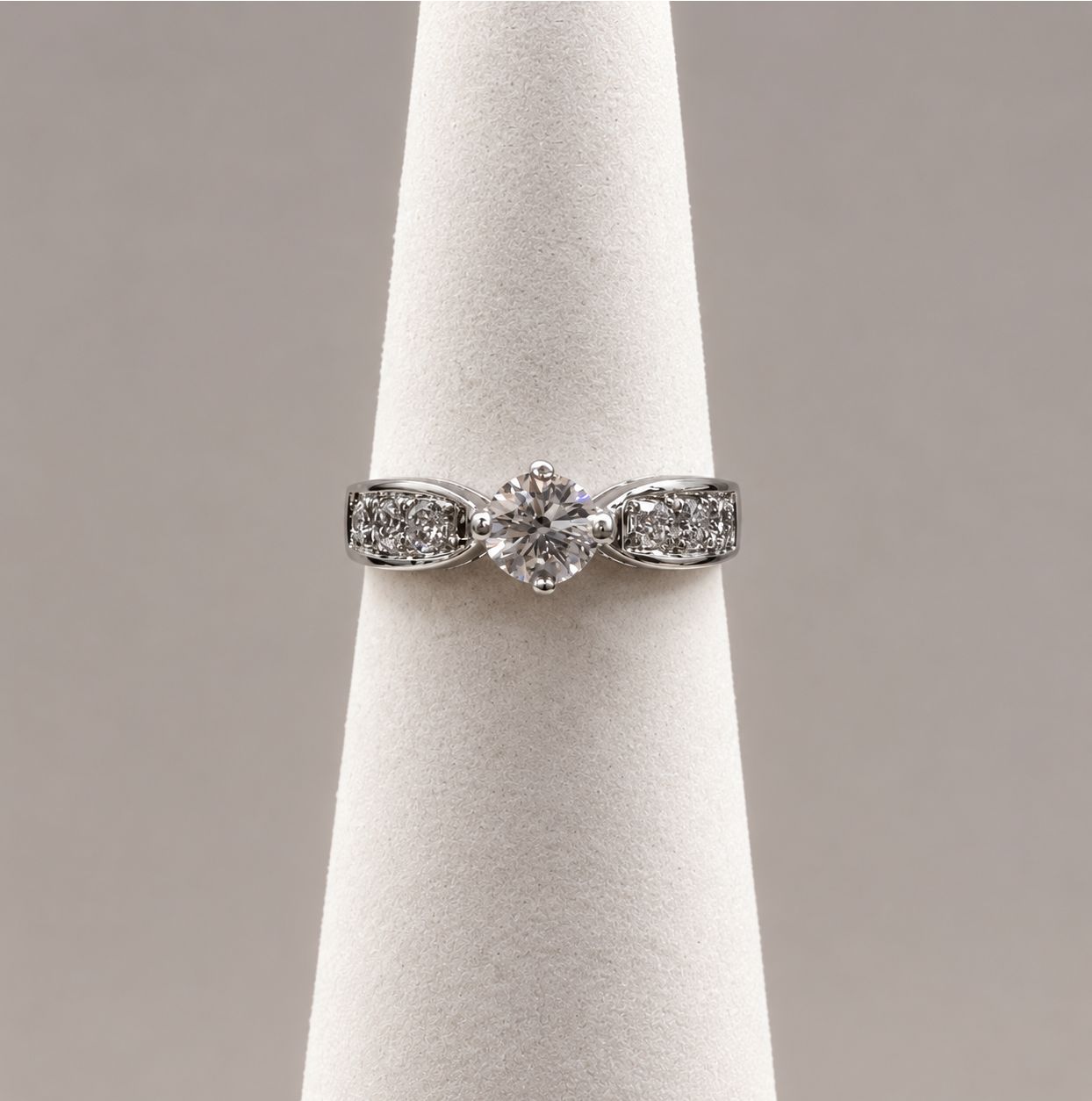 18k Round Diamond Ring w/ 6 Side Stones