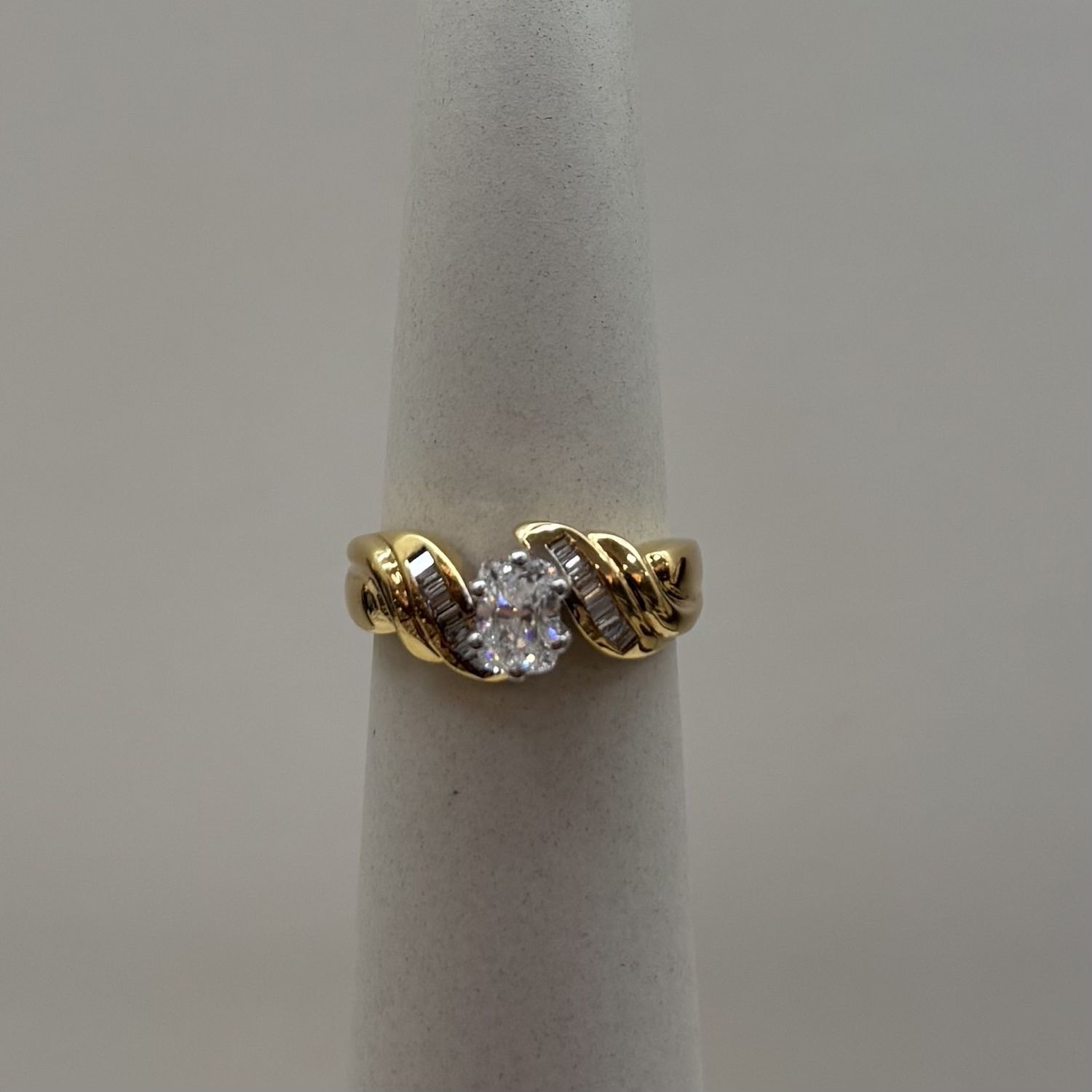 18KY Swirl Cushion Cut w/ Baguettes Diamond Ring