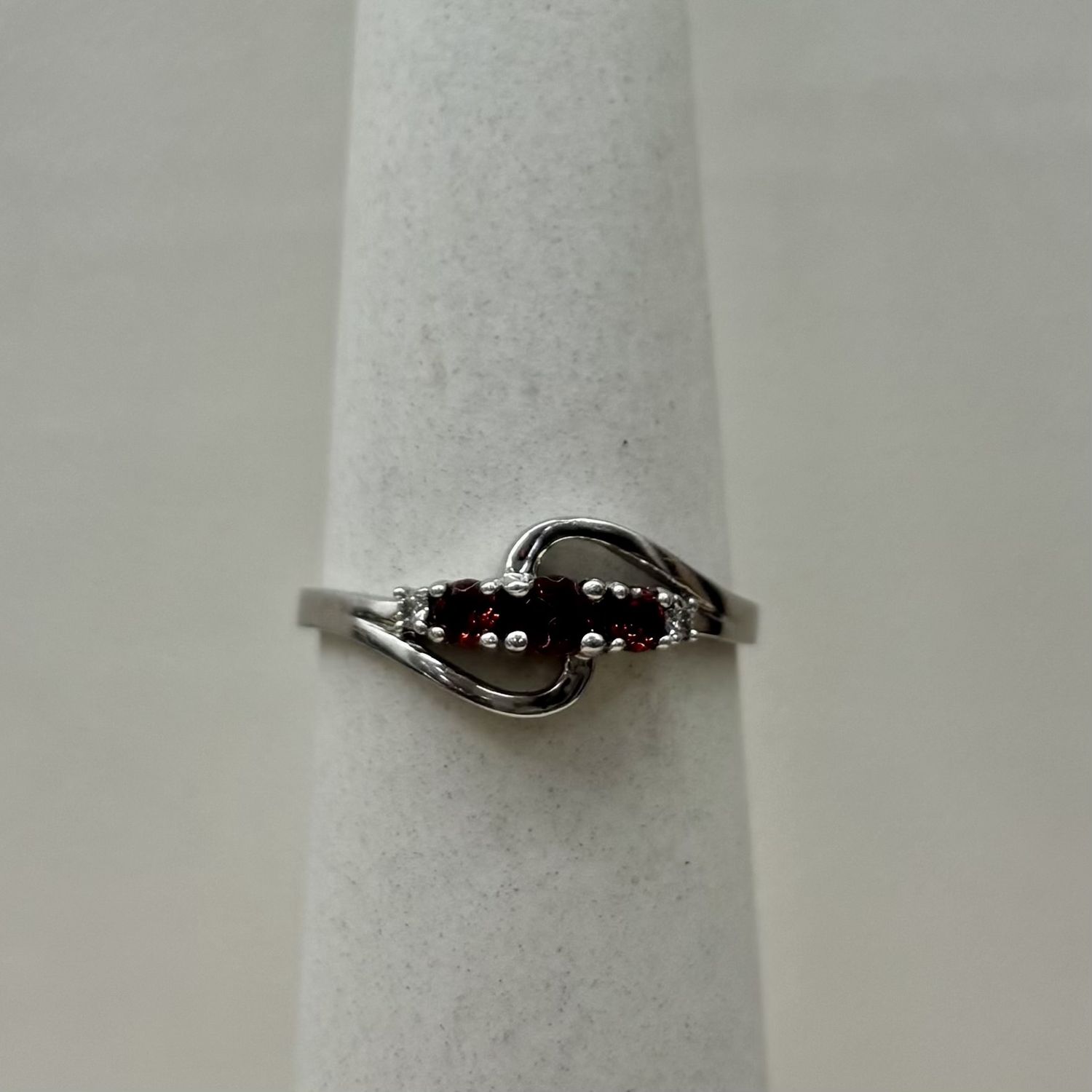 10KW 3-Stone Garnet &amp; Diamond Swirl Ring (1.6g)