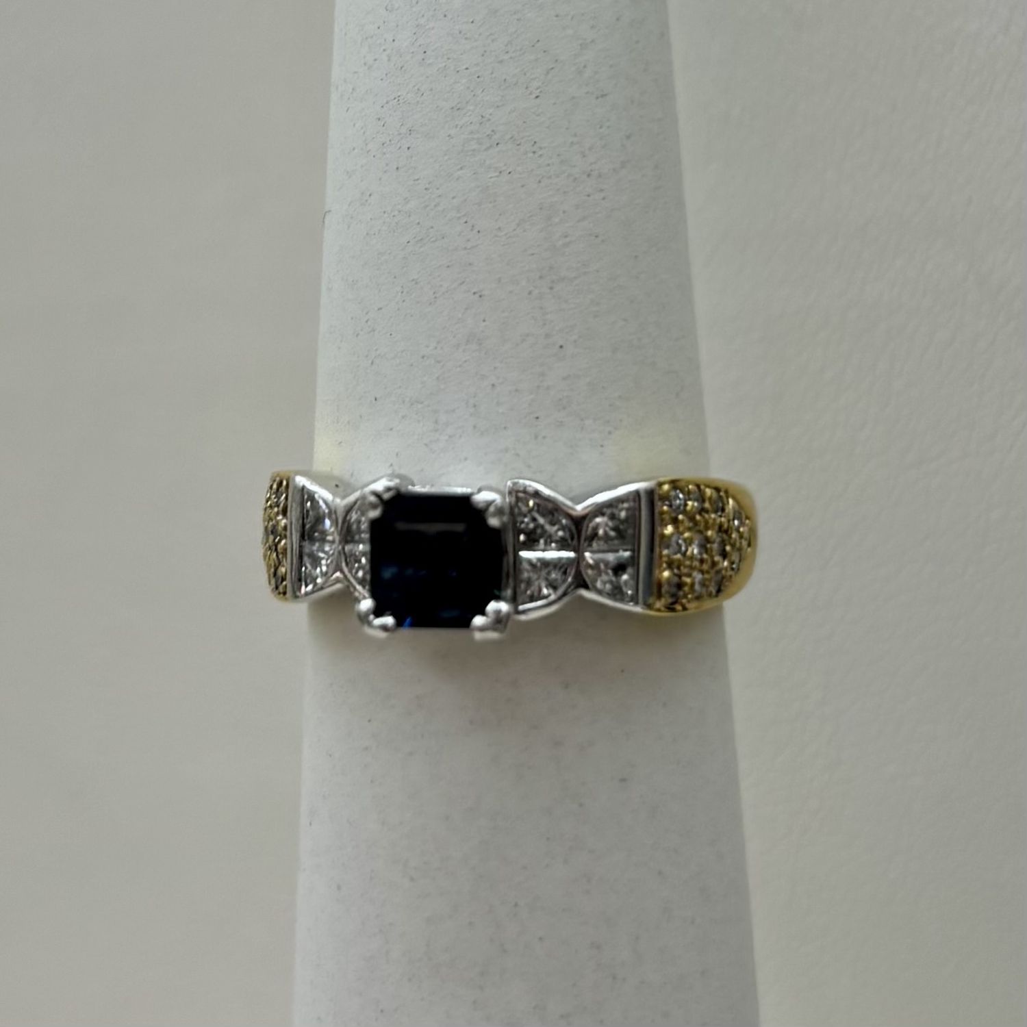 18KYW Sapphire Mirage Ring (4.1g)