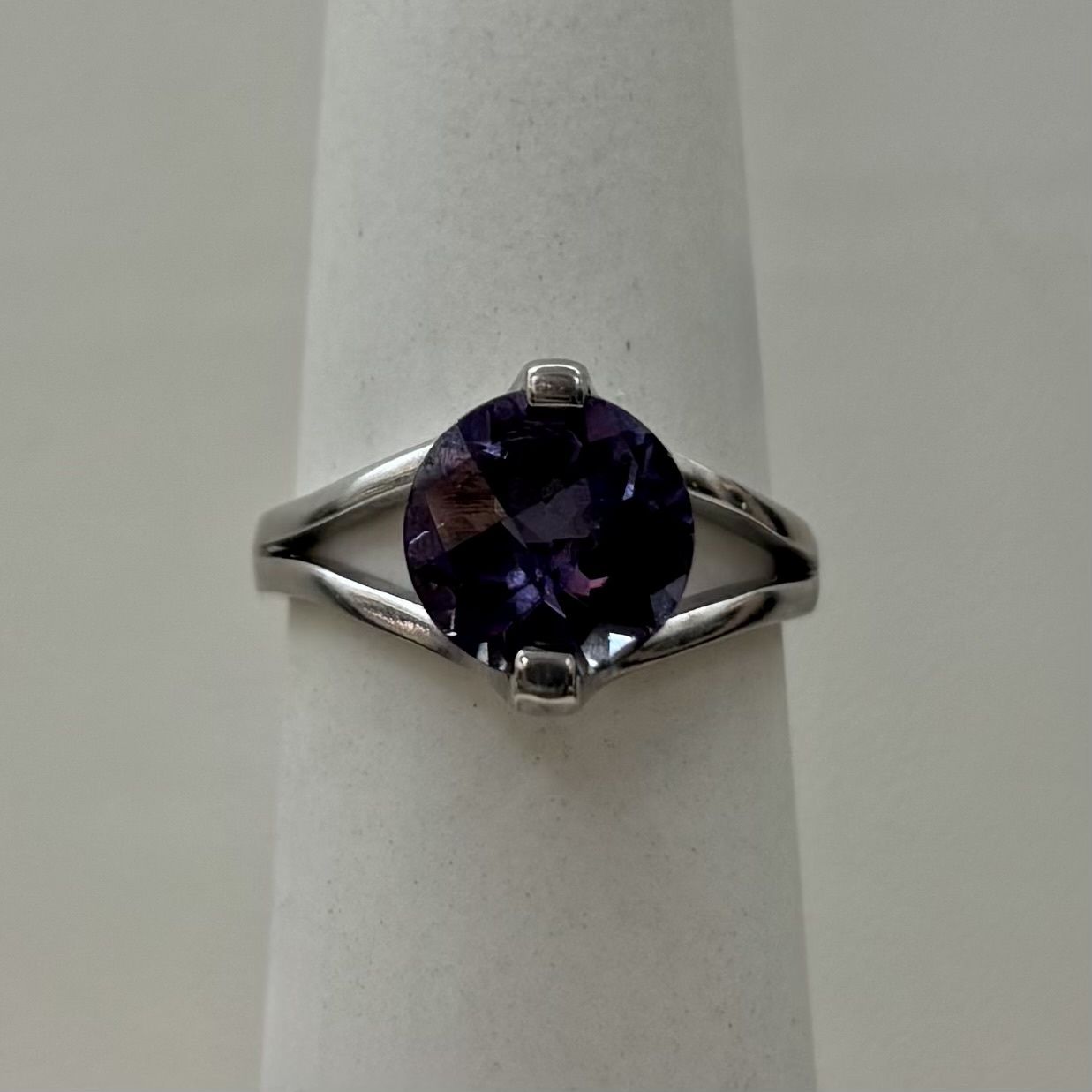 14KW Solitaire Amethyst Ring (3.7g)