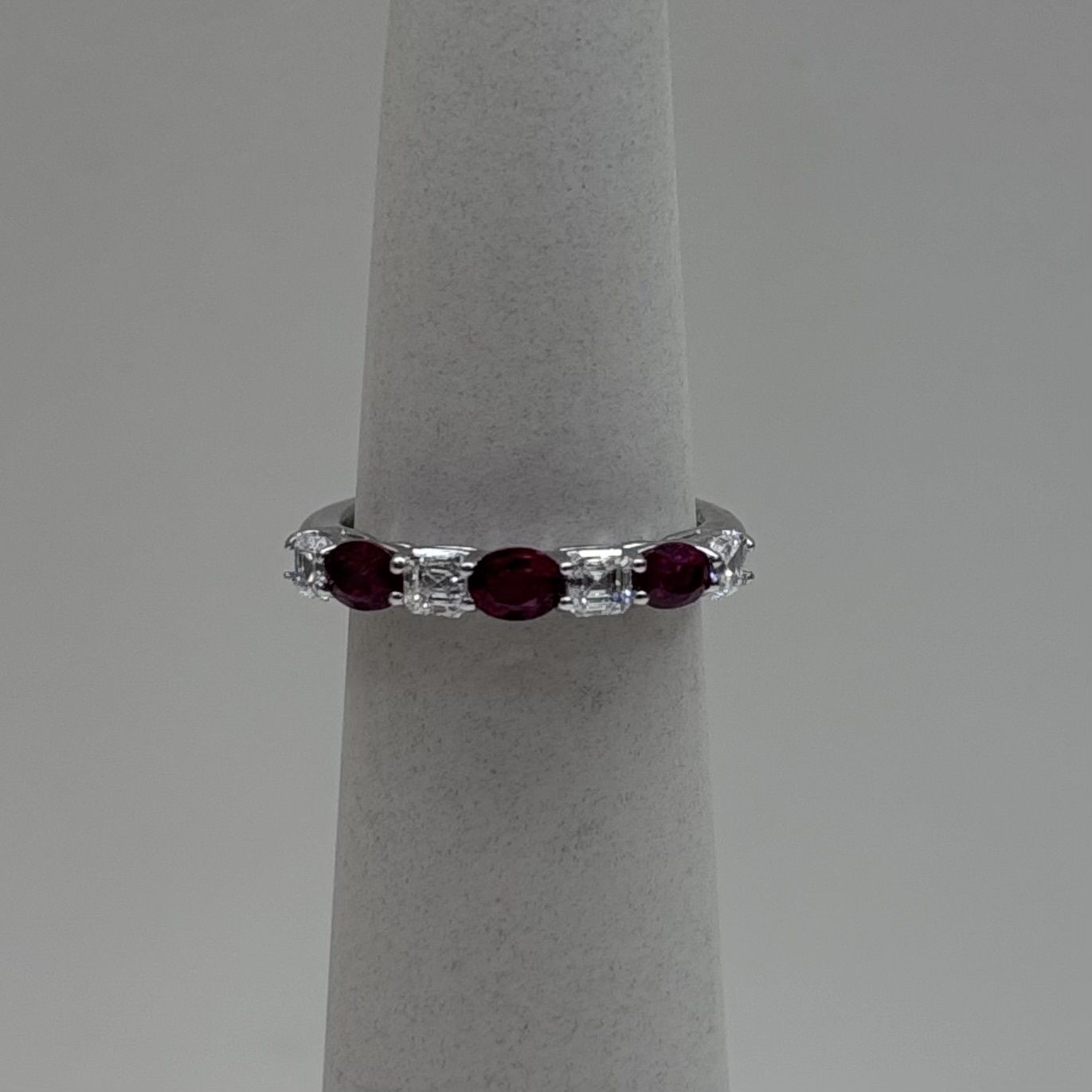 18KW Ruby Alternating Oval Band David Kord