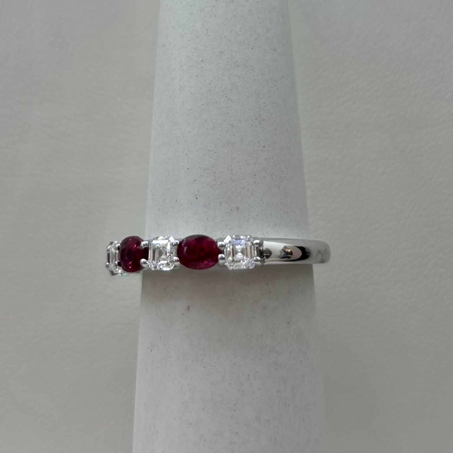 18KW Alternating Ruby &amp; Oval Diamond Band (3.3g)