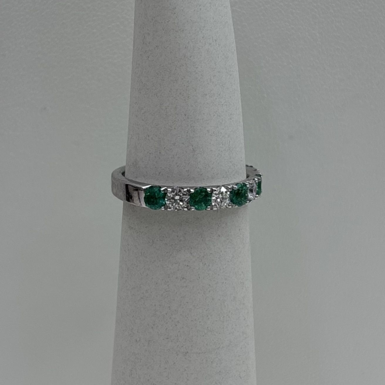 18KW Emerald Oval Alternating Band David Kord