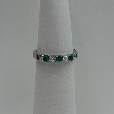 18KW Emerald Oval Alternating Band David Kord