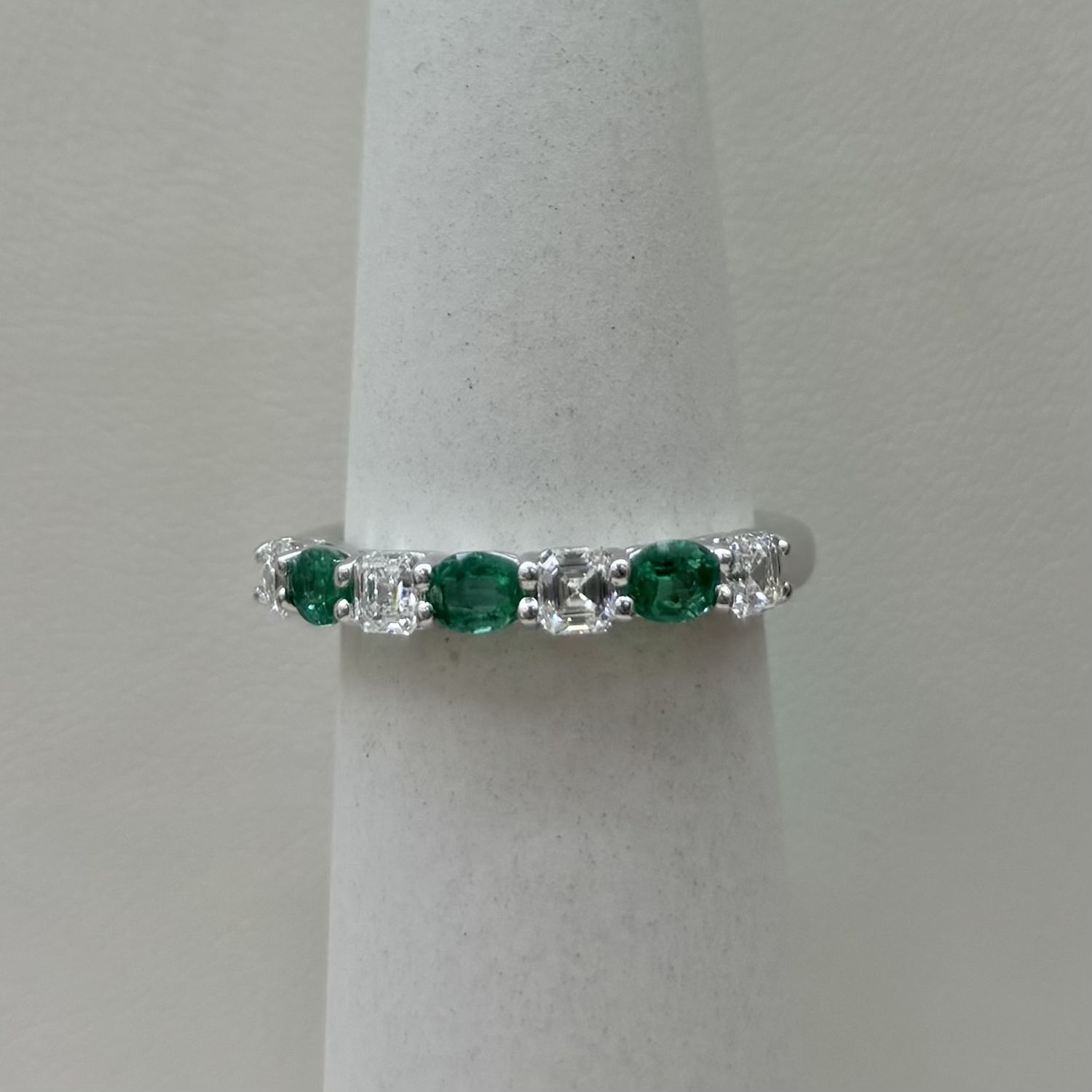 18KW Alternating Emerald and Diamond Band (3.8g)