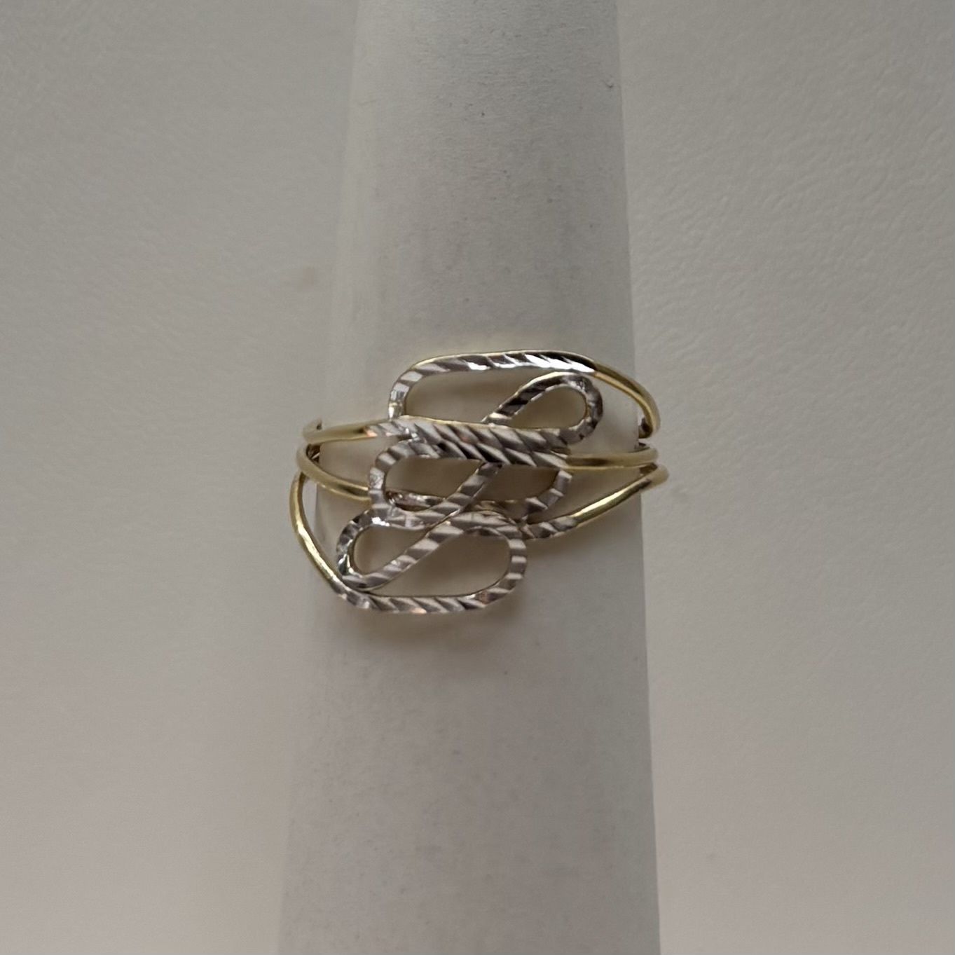10K Unique 2-Tone Swirl Ring (Size 7/1.6g)