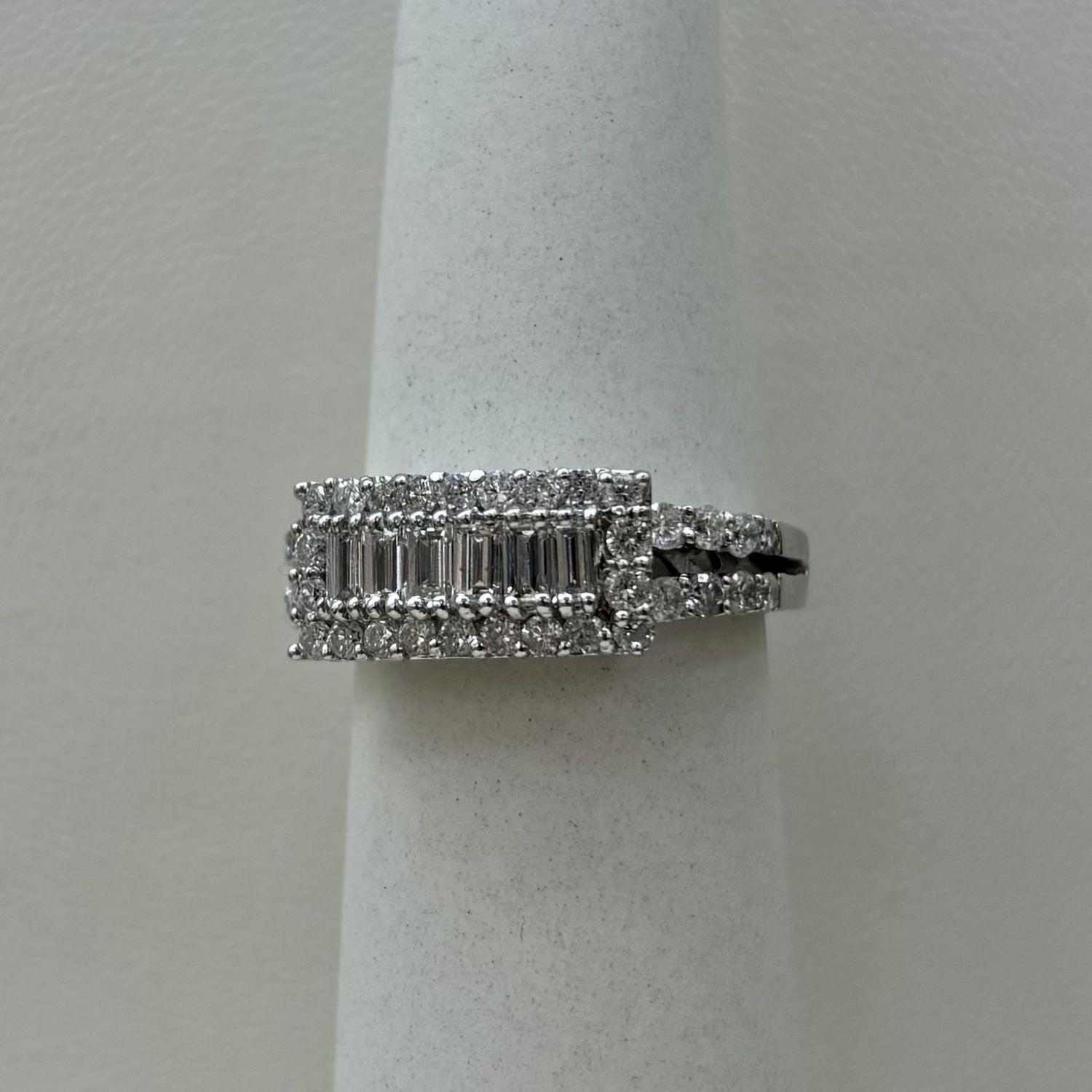 18KW Vertical Baguette &amp; Round Diamond Ring (5.3g)