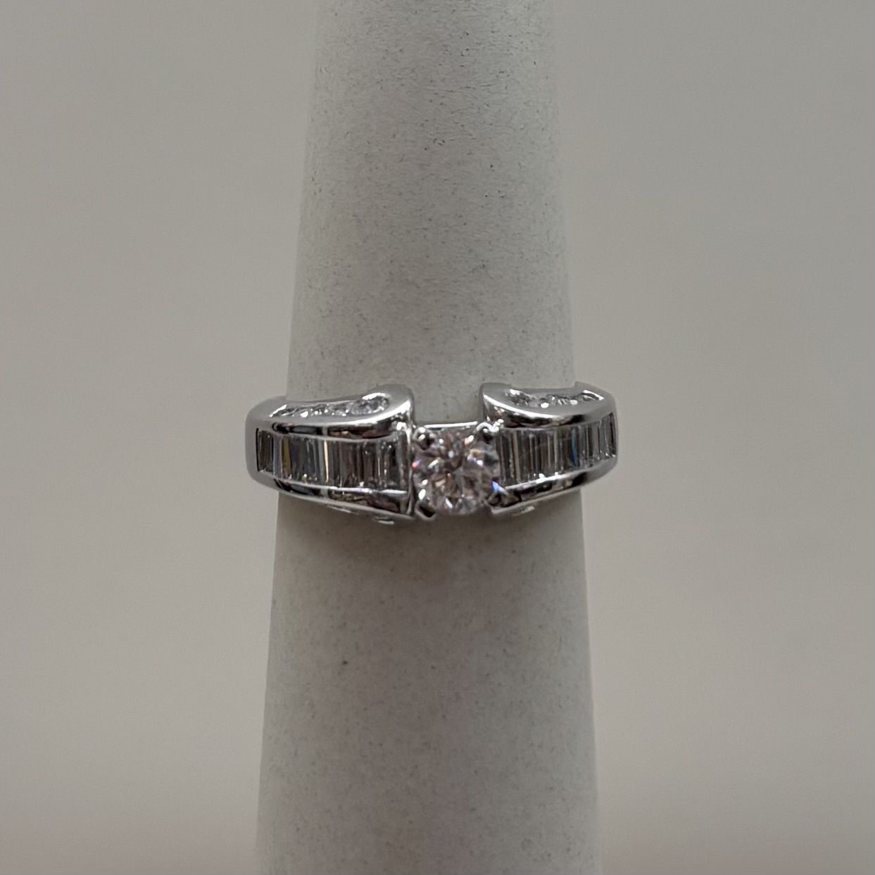 18KW LM 20 RS Baguettes w/ 1ct VVS1 Round Solitaire Diamond Ring