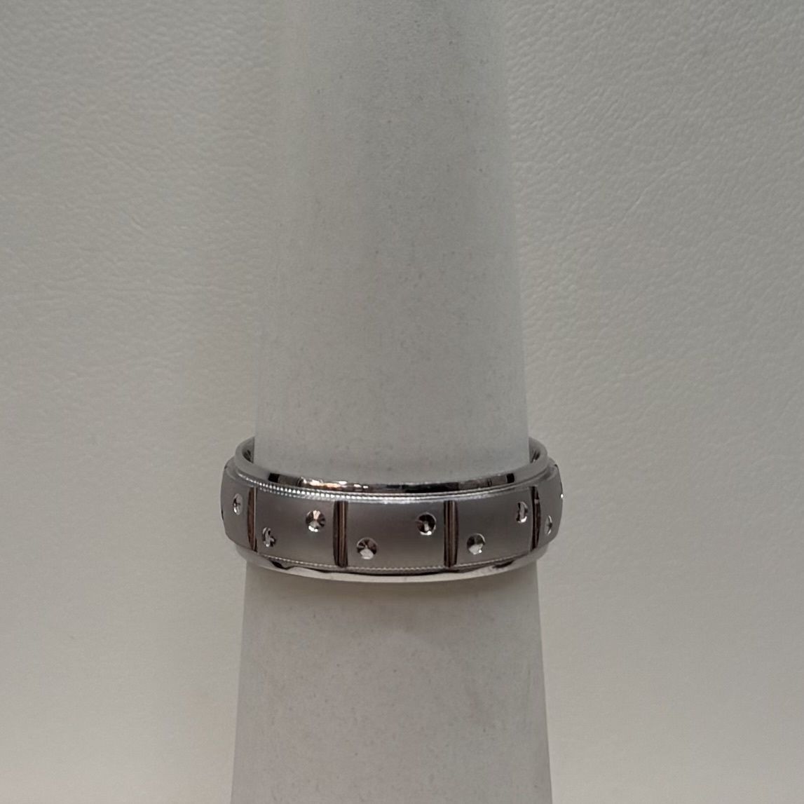 14KW Men's Designed Band (Size 10/ 7.4g)