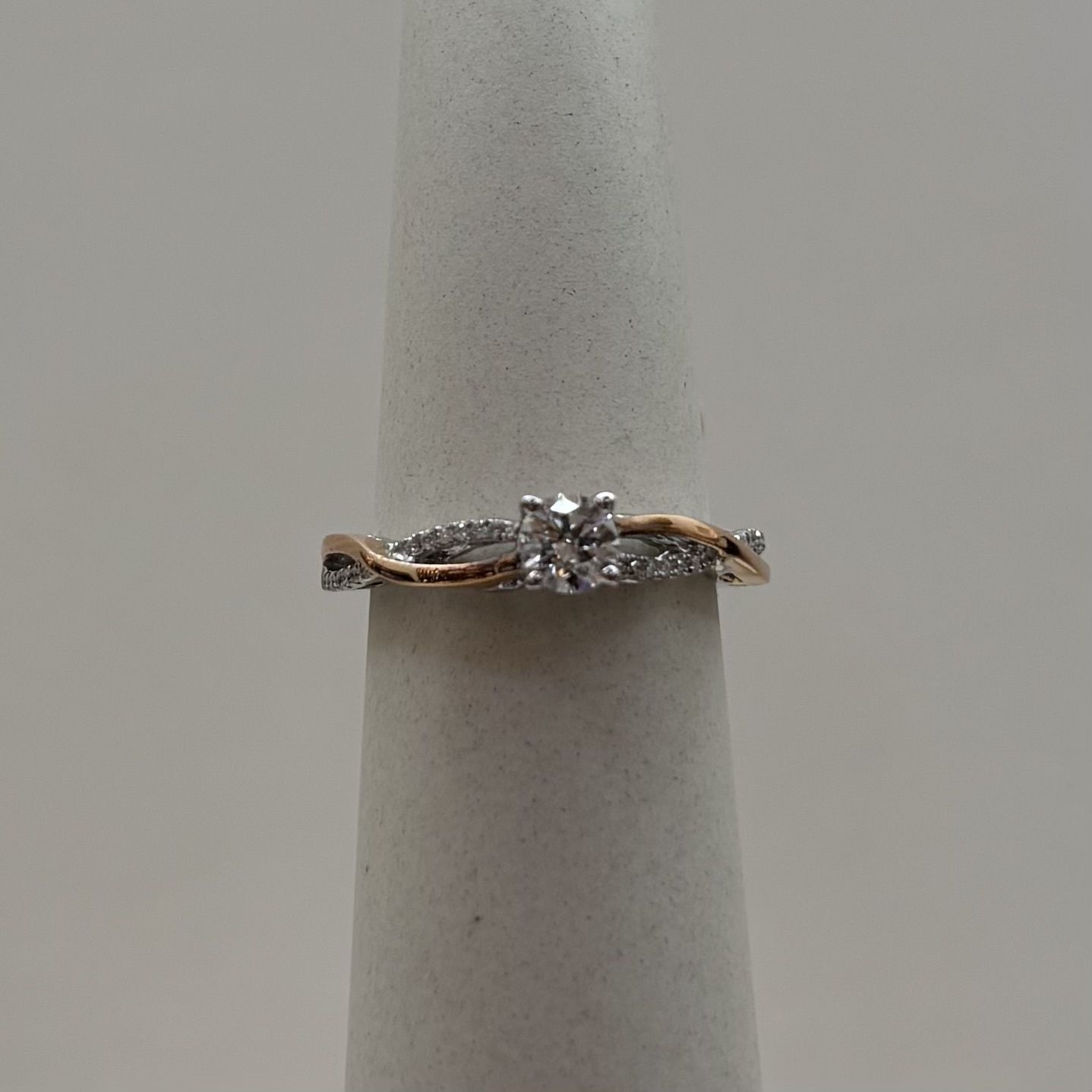 14KR LM Two -Tone Swirl w/ VVS2 Round Diamond Center