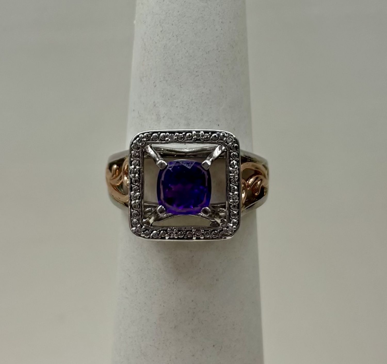 10KWR Amethyst &amp; Diamond Halo Ring (4.7g)