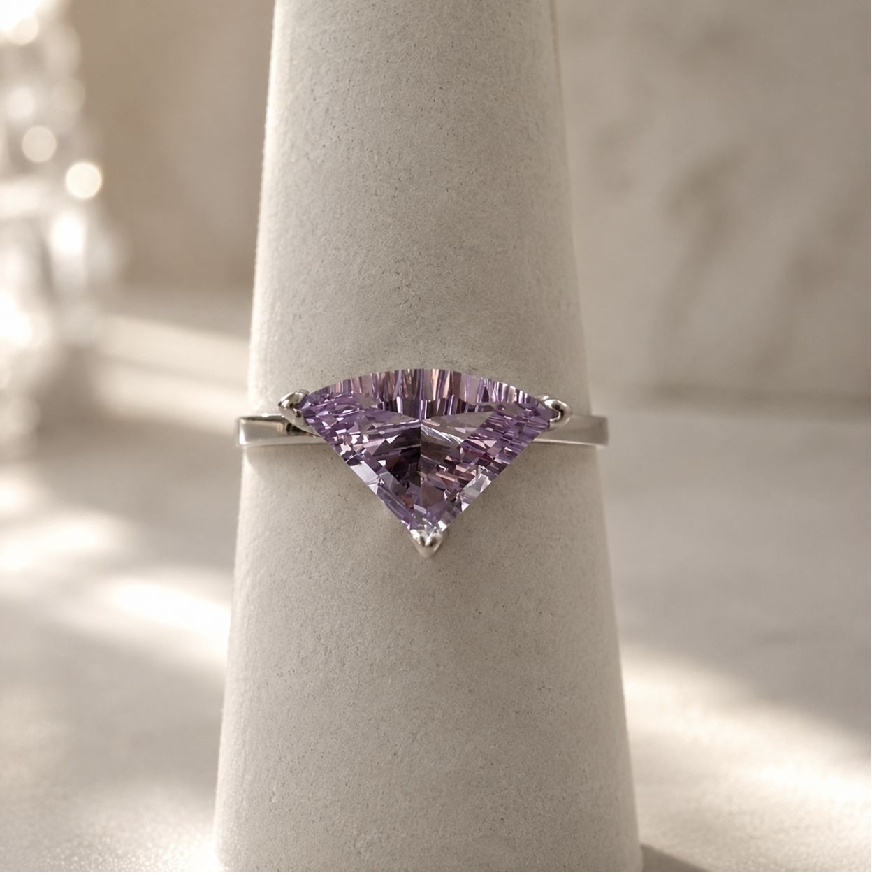 14KW Amethyst Triangle Solitaire Ring (3.5g)