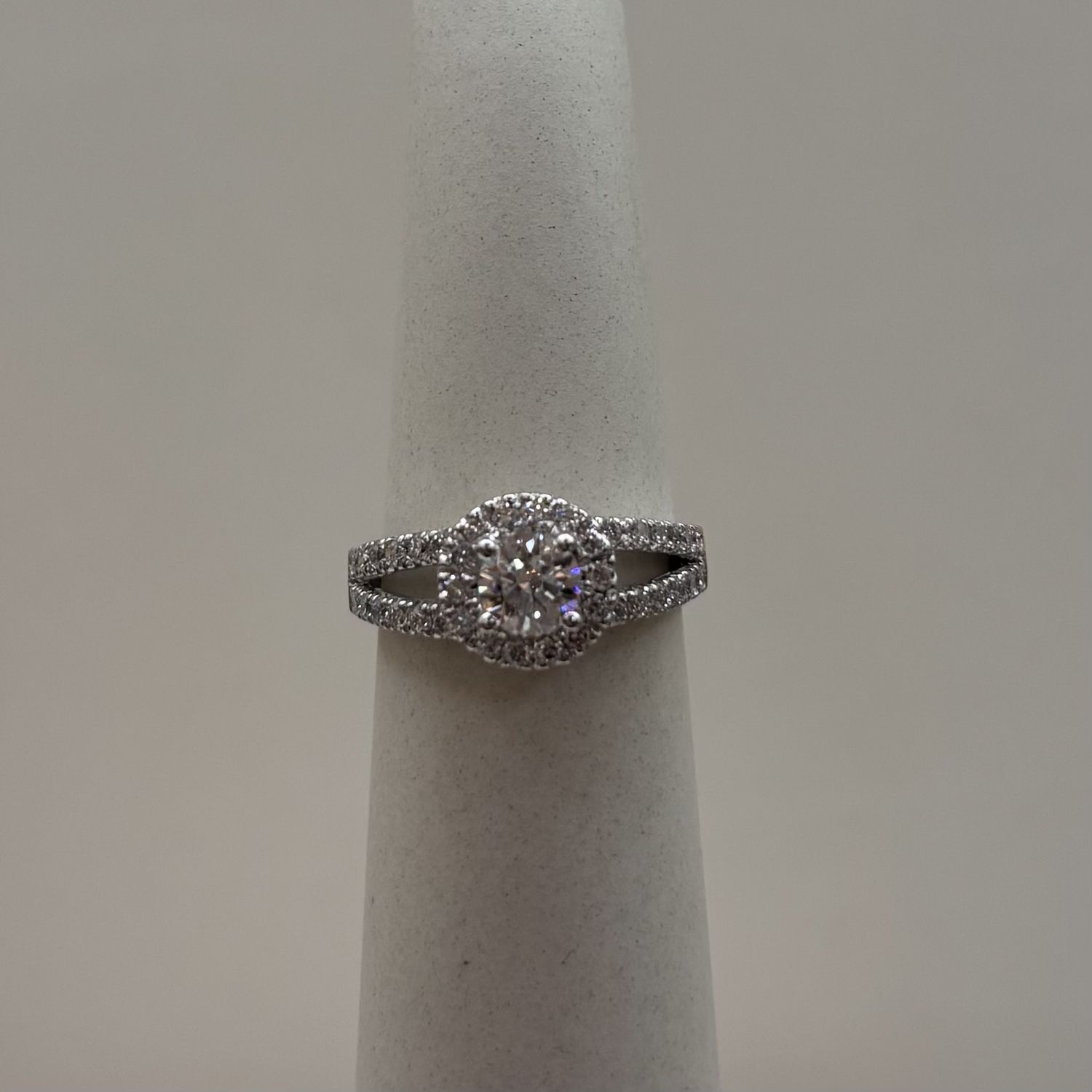 18KW LM Halo w/ VS1 Round Diamond Center