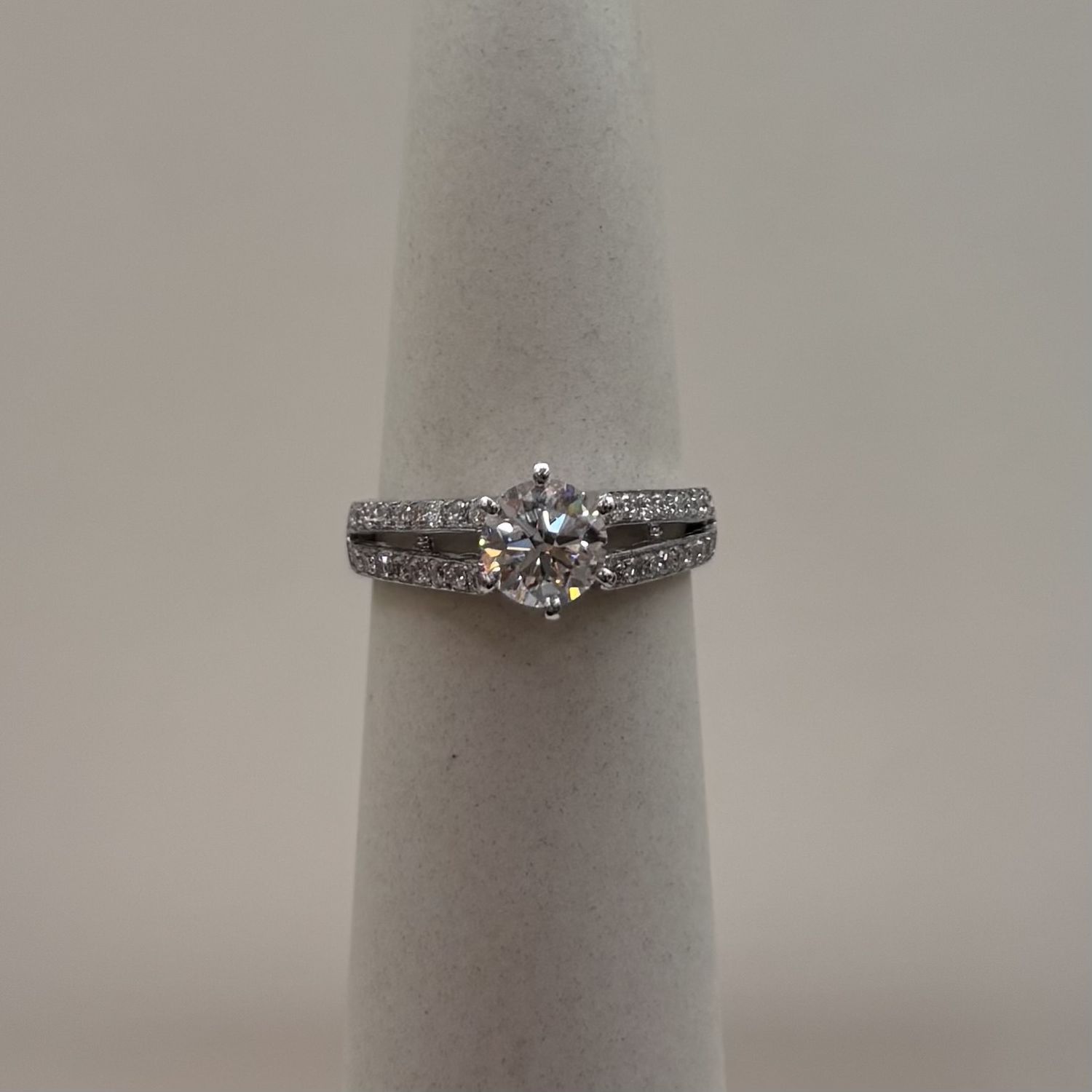 18KW LM-28 RS w/ VVS1 0.38ct Round Solitaire Ring