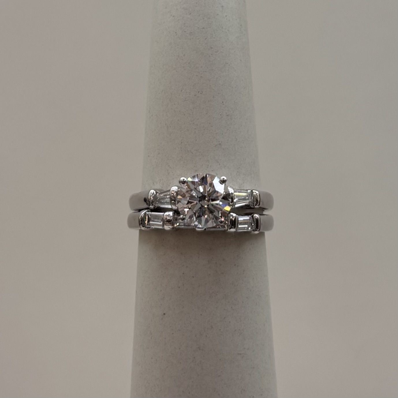 18KW LM 6-Baguette Bridal Set w/ VVS2 Round Center