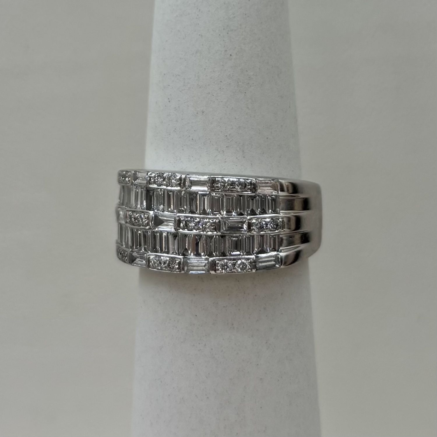 18KW 5-Row Baguette Diamond Band (7.7g)