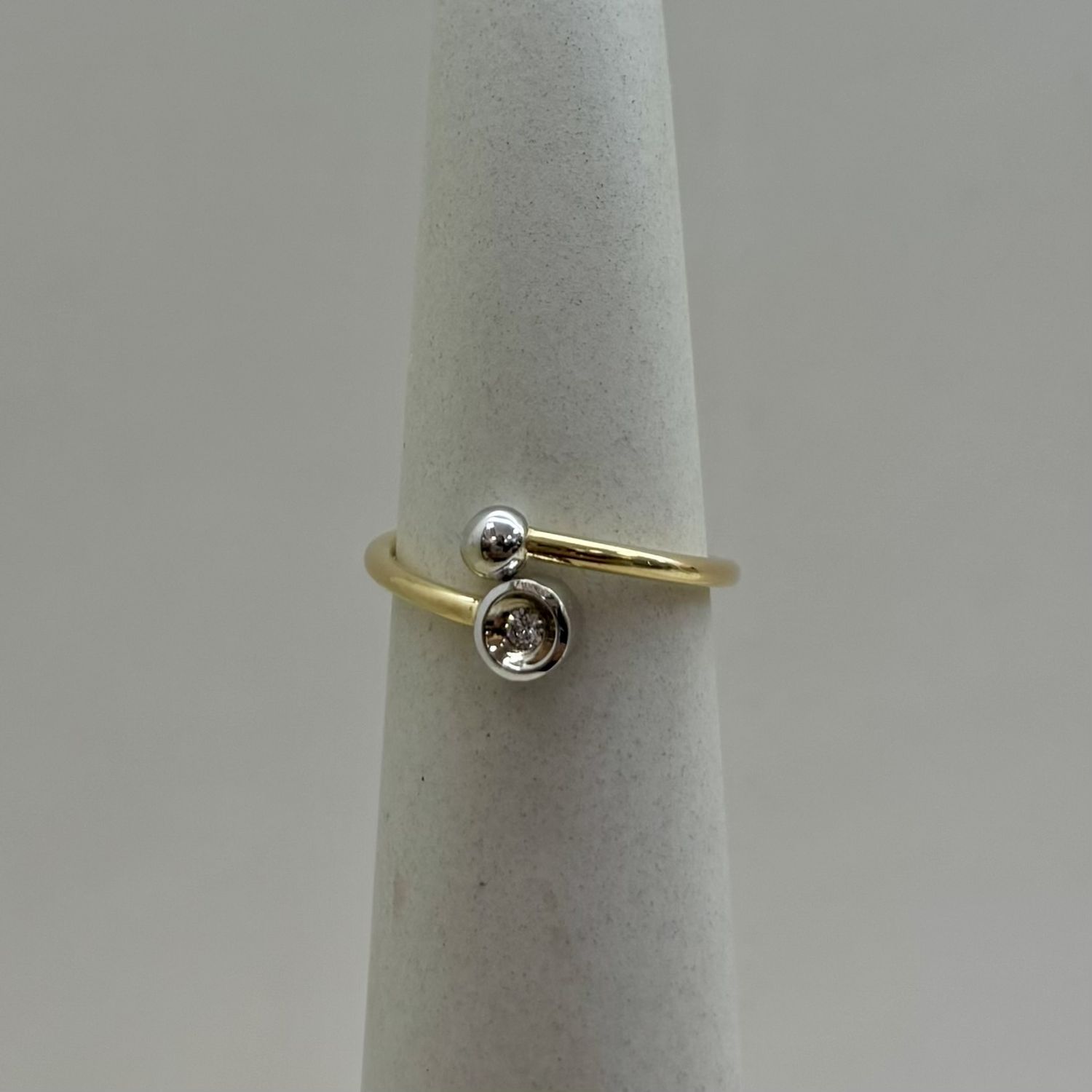 14KY Stone and Ball Diamond Ring